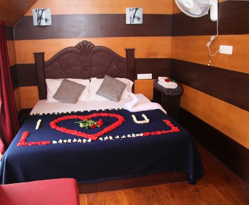 One Bedroom Deluxe Houseboat